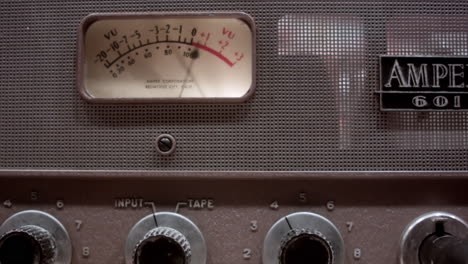 Vu-Meter-Vintage-Aufnahmestudio-Ausrüstung
