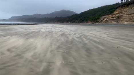 Sand,-Der-Im-Wind-Den-Strand-Hinunterfließt
