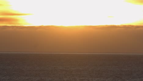 Tiefflug-über-Den-Ozean-Mit-Blick-Auf-Den-Sonnenuntergang