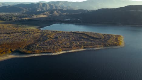 Lago-Velo-Al-Atardecer-Vista-De-Drones