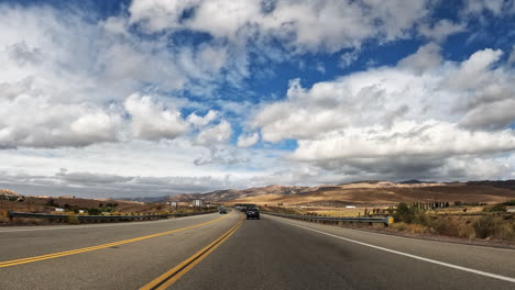 Conduciendo-Por-La-Autopista-58-A-Través-Del-Desierto-De-Mojave-Hacia-Las-Montañas-Tehachapi-Con-Un-Espectacular-Cielo-Nublado