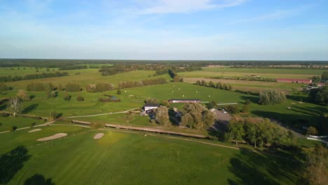 Wunderschönes-Luftbild-Flugpanorama-Übersicht-Drohne-Des-Golfplatzes-Im-Wald