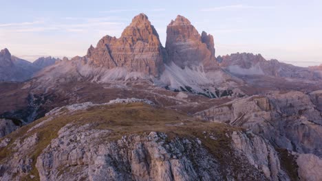 Schöne-Aufnahme-Des-Naturparks-Tre-Cime-Bei-Sonnenuntergang-An-Einem-Schönen-Tag-In-Den-Italienischen-Dolomiten