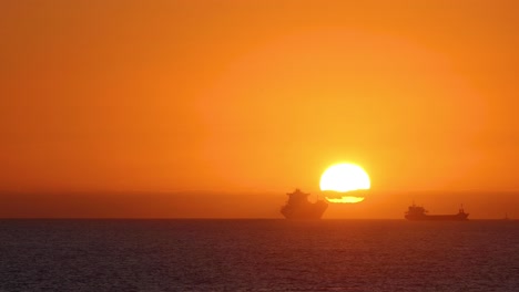 Segeln-Auf-Ruhigen-Seebooten-Mit-Einem-Goldenen-Sonnenuntergang-In-Der-Mitte