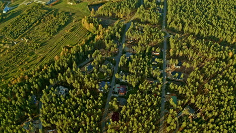 Vista-Aérea-Sobre-Casas-Forestales-En-Riga,-Letonia-Durante-La-Luz-Del-Atardecer