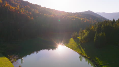 Sunlit-mirrored-woodland-reflections-in-Sylvenstein-Stausee-lake-in-Isar-valley,-Bavaria