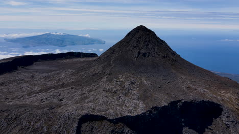 Vista-Aérea-Del-Increíble-Cráter-De-La-Montaña-Pico-En-La-Isla-Pico,-Azores