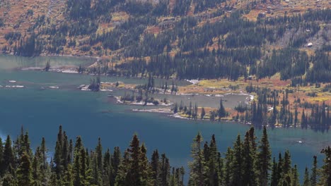 Wunderschönes-Blaues-Wasser-In-Einem-Versteckten-See-Im-Glacier-National-Park,-Montana