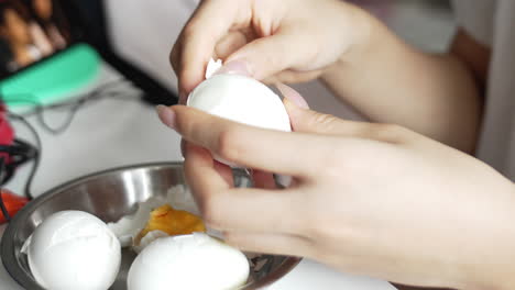 Close-up-shot-of-hands-peeling-boiled-eggs