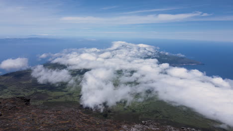 Vista-Aérea-Desde-La-Cima-De-La-Montaña-De-Pico-En-La-Isla-De-Pico,-Azores