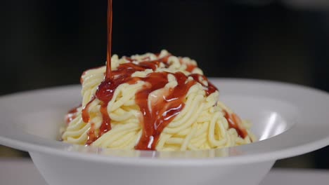 Atractivos-Espaguetis-Italianos,-Helado-De-Vainilla-Cubierto-Con-Salsa-De-Fresa