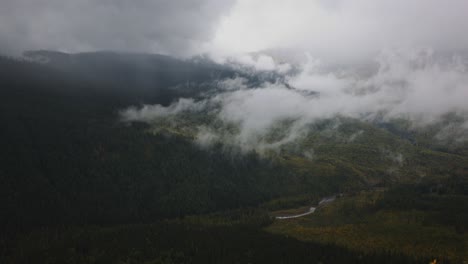 Vista-De-Las-Montañas-Y-El-Valle-Con-Una-Densa-Niebla-En-El-Parque-Nacional-De-Los-Glaciares-Al-Oeste-Del-Paso-De-Logans