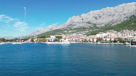 Makarska-Hafenstadt-Kroatiens-Dalmatinische-Küste-Low-Angle-Push-In-Drone-Luftaufnahme