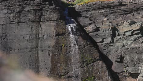 Wasser-Läuft-Vom-Wasserfall-Von-Schmelzenden-Gletschern-Im-Gletschernationalpark-In-Montana-Ab,-Gefilmt-In-120fps