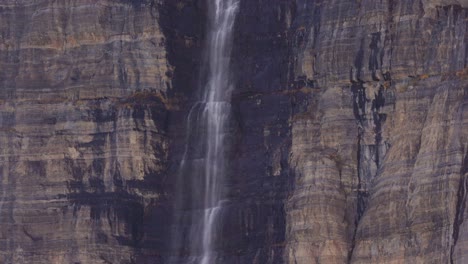 Nahaufnahme-Des-Wasserfalls,-Der-Durch-Den-Schmelzenden-Grinnell-Gletscher-Im-Glacier-National-Park,-Montana,-Ende-September-2022-Entstanden-Ist