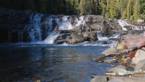 Schöne-Flüsse-Und-Wasserfälle-Im-Westgletscher,-Montana