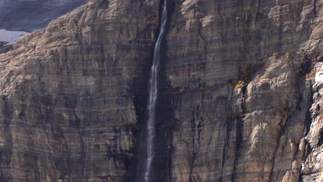 Nahaufnahme-Des-Wasserfalls,-Der-Vom-Schmelzenden-Gletscher-Im-Glacier-National-Park,-Montana-2022,-Geschaffen-Wurde