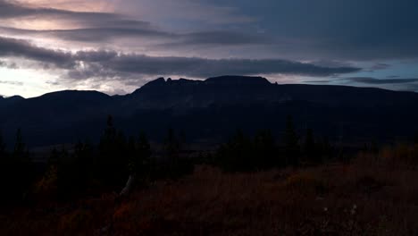 Sonnenuntergangswolken,-Die-In-Die-Dunkelheit-Der-Nacht-übergehen,-Mit-Den-Wunderschönen-Bergen-Des-Gletscher-nationalparks-In-Montana