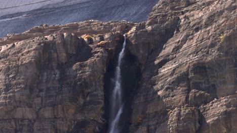 Nahaufnahme-Der-Spitze-Des-Wasserfalls,-Der-Durch-Den-Schmelzenden-Grinnell-gletscher-In-Montana-Gebildet-Wird