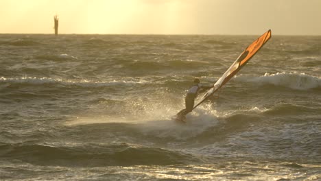 Freestyle-Windsurfer,-Der-Im-Goldenen-Sonnenuntergangslicht-Springt,-Aufgenommen-In-60-Fps,-Zeitlupe
