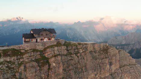 Die-Drohnenparallaxe-Des-Rifugio-Nuvolau-Offenbart-Einen-Atemberaubenden-Panoramablick-Auf-Die-Dolomiten