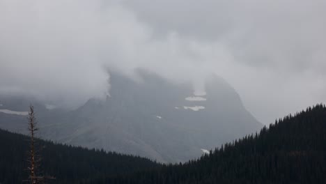 Nebeliger-Zeitraffer-Im-Gletscher-Nationalpark-Mit-Den-Bergen,-Die-Aus-Dem-Nebel-Kommen-Und-Herauskommen