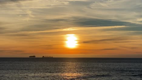 4k-Oranger-Sonnenuntergangstrand-über-Meerwasserwellen-Des-Ozeans-Schöne