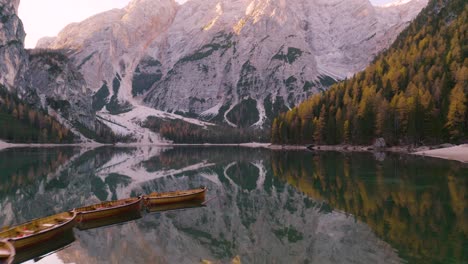 Ruderboote-Auf-Italiens-Berühmtem-Pragser-Wildsee,-Italienischen-Dolomiten