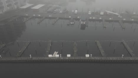 Docks-Eines-Kleinen-Jachthafens-In-Nebel-Gehüllt