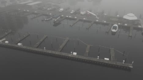 Dock-Im-Herbst-Von-Nebel-Bedeckt