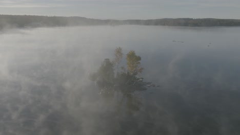 Nebel-Umgibt-Langsam-Die-Insel-Am-Moosehead-Lake