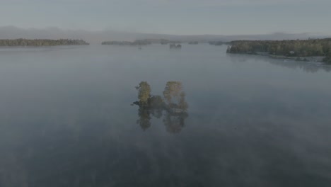 Moosehead-Lake-Island-Mit-Spärlichen-Bäumen,-Umgeben-Von-Nebel