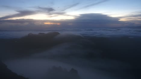 Sonnenaufgang-über-Den-Wolken-In-Den-Bergen
