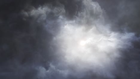 Die-Sonne-Hinter-Den-Dunklen-Wolken-Und-Dem-Gewitter