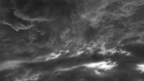 Blick-Auf-Dunkle-Gewitterwolken-Und-Blitze