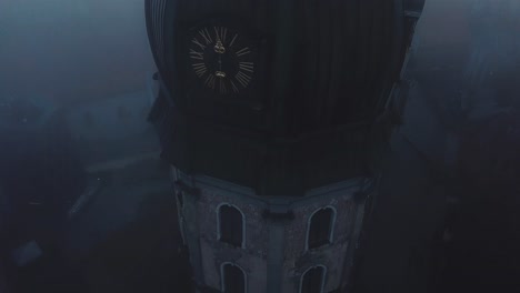 Beängstigender-Luftdrohnenblick-Durch-Wolken-Auf-Die-Kirche-In-Der-Altstadt-Von-Riga,-Lettland,-Europa