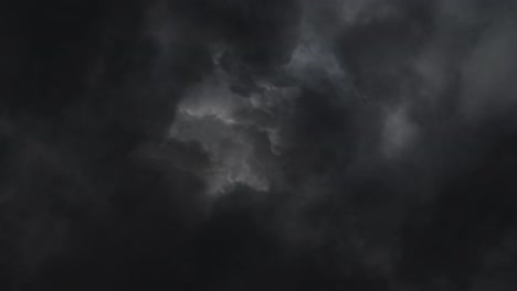 Cumulonimbus-Wolke-Und-Gewitterblitze-Am-Himmel