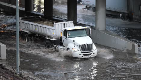 Semi-Camión-Conduciendo-Por-Una-Carretera-Inundada