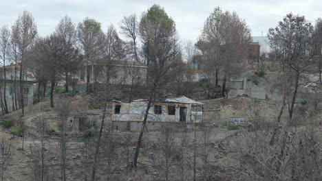Beobachtung-Von-POV-über-Verbrannte-Überreste-Zerstörter-Einfamilienhäuser-Nach-Waldbränden