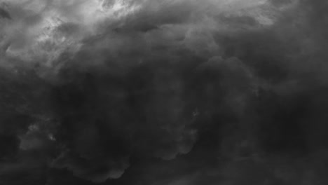 Dunkle-Gewitterwolken-Und-Blitze