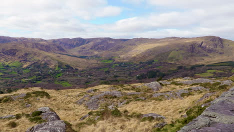 Las-Montañas-Del-Condado-De-Kerry,-Irlanda,-Mostrando-Su-Color-Vibrante-A-Principios-De-La-Primavera