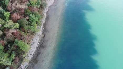 Drone-Vuela-Sobre-La-Costa-De-Monte-Isola-Durante-Un-Soleado-Día-De-Otoño-Mostrando-Los-Increíbles-Colores-Del-Agua
