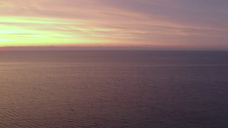 4K-Drohnenaufnahme-Eines-Wunderschönen-Sonnenuntergangs-Am-Meerwasser-Neben-Einem-Strand-In-Schweden
