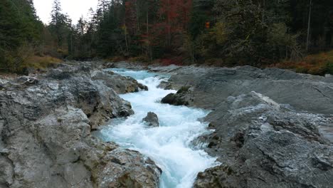 Cañón-De-Cascada-De-Río-De-Montaña-Con-Agua-Azul-Fresca-En-Los-Alpes-De-Baviera-Austria,-Que-Fluye-A-Lo-Largo-De-Un-Bosque-Y-árboles-Cerca-De-Sylvenstein-Speicher-Y-Walchensee