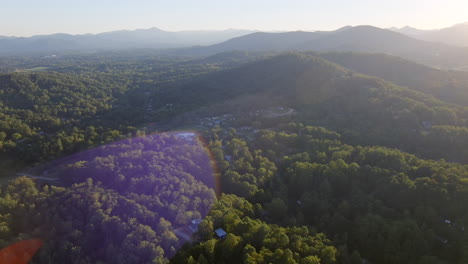 Vista-Aérea-De-La-Exuberante-Vegetación-En-Asheville,-Carolina-Del-Norte,-Ee.uu.---Disparo-De-Drones