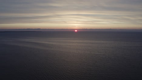 4k-Golden-sunset-by-the-horizon