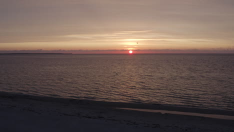 4k-Luftaufnahme-Eines-Wunderschönen-Sonnenuntergangs-Im-Meerwasser-Am-Horizont