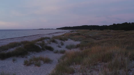 4k-Luftaufnahme-Eines-Langen-Strandes-In-Schweden-Bei-Sonnenuntergang