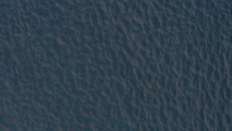 4k-Luftaufnahme-Von-Oben-Nach-Unten-Von-Abstraktem-Weißem-Sand-An-Einem-Strand-Während-Des-Sonnenuntergangs