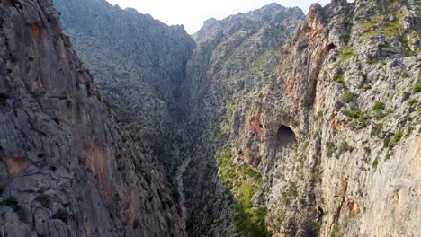 Drone-flying-through-Tramuntana-mountains,-Mallorca